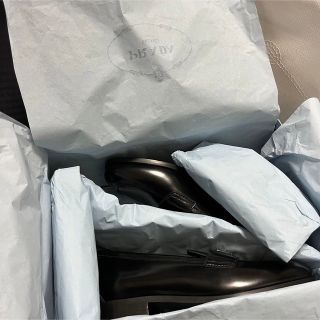 プラダ(PRADA)の新品　早い者勝ち　PRADA ブラッシュドレザー ローファー(ローファー/革靴)