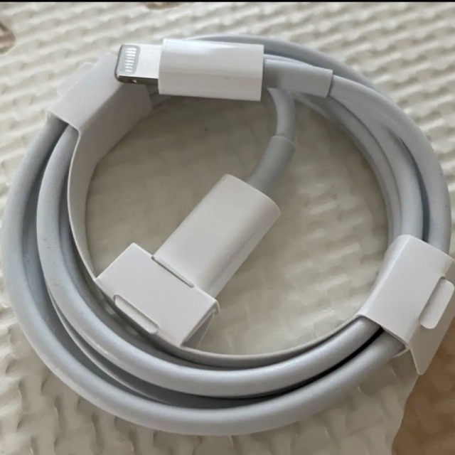 Apple(アップル)の【Apple純正品】USB-Cライトニングケーブル スマホ/家電/カメラのスマホアクセサリー(その他)の商品写真