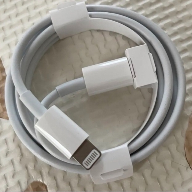 Apple(アップル)の【Apple純正品】USB-Cライトニングケーブル スマホ/家電/カメラのスマホアクセサリー(その他)の商品写真