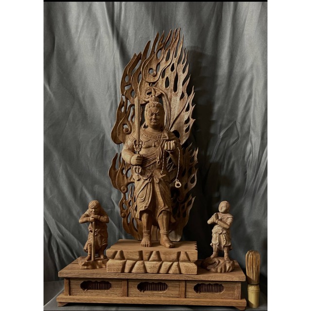 高57cm 仏教工芸品　総楠製　井波彫刻　極上彫　木彫仏像　不動明王三尊立像 エンタメ/ホビーの美術品/アンティーク(彫刻/オブジェ)の商品写真