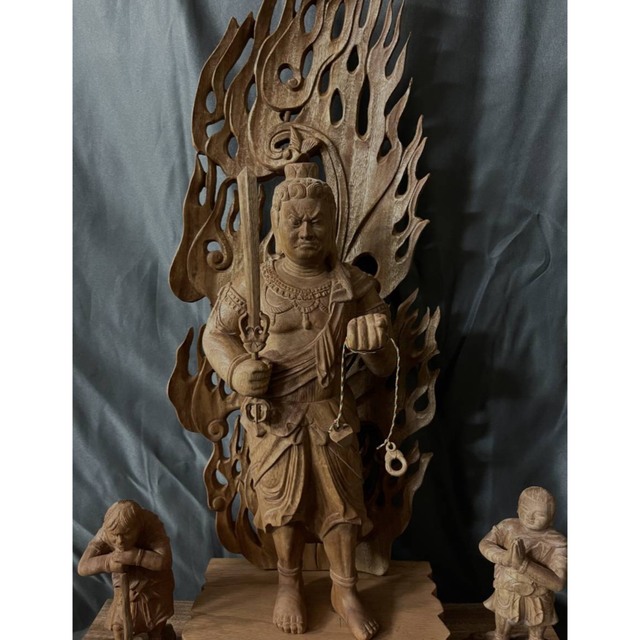 高57cm 仏教工芸品　総楠製　井波彫刻　極上彫　木彫仏像　不動明王三尊立像 エンタメ/ホビーの美術品/アンティーク(彫刻/オブジェ)の商品写真