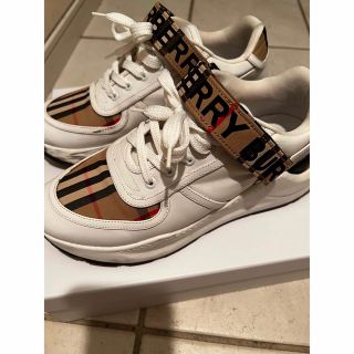 BURBERRY - バーバリースニーカー サイズ39 2/1 (JP25.5センチ)の
