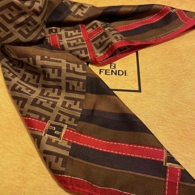 FENDI(フェンディ)の美品　フェンディ ハンカチスカーフ　大判　walk together ズッカ 🔴 レディースのファッション小物(ハンカチ)の商品写真
