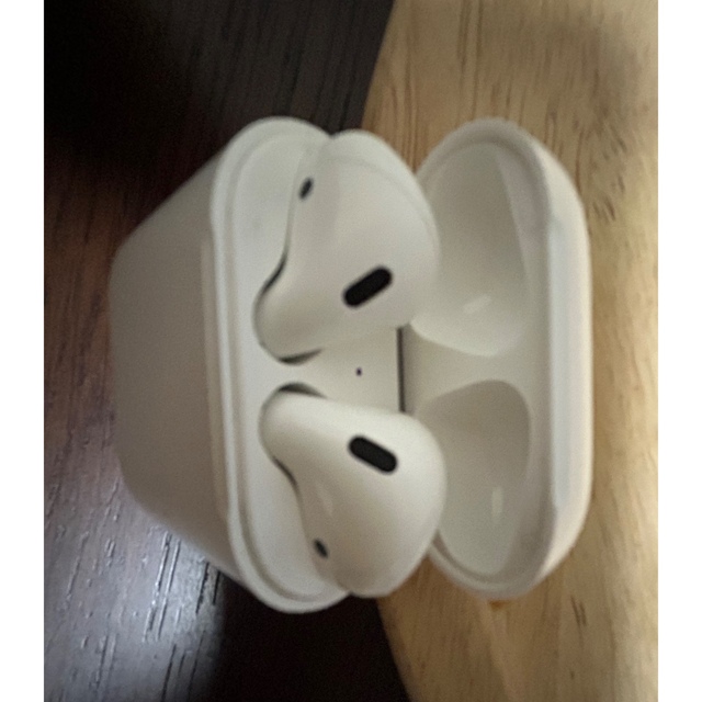 Apple(アップル)のApple AirPods MV7N2J/A 第一世代 スマホ/家電/カメラのオーディオ機器(ヘッドフォン/イヤフォン)の商品写真