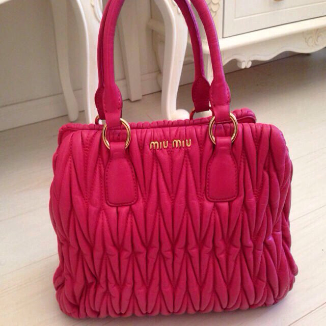 送料無料(一部地域を除く)】 miumiu ハンドバッグ miumiu