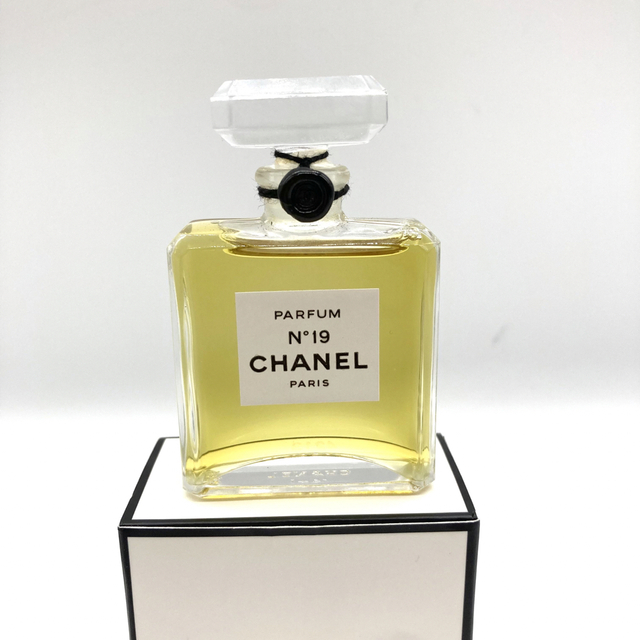 CHANEL(シャネル)の未使用❤️CHANEL シャネル No.19 パルファム 14ml 香水  コスメ/美容の香水(香水(女性用))の商品写真