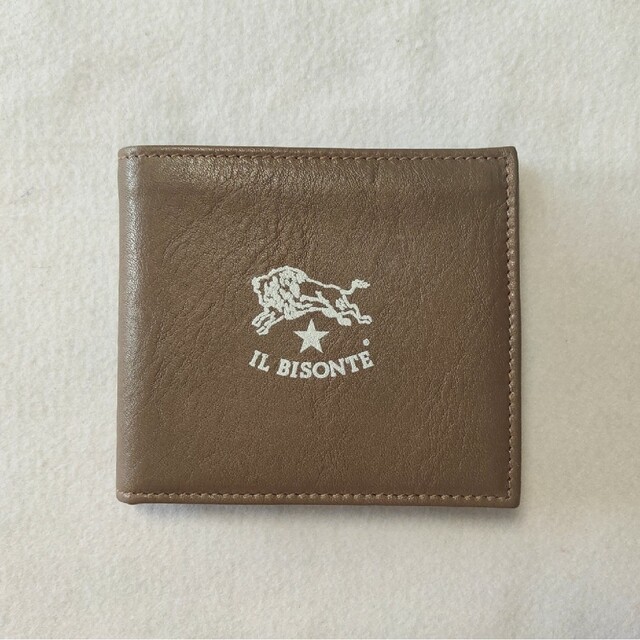 IL BISONTE(イルビゾンテ)の【日本限定】イルビゾンテ ホワイトロゴ 二つ折り財布 コンパクト グレージュ レディースのファッション小物(財布)の商品写真