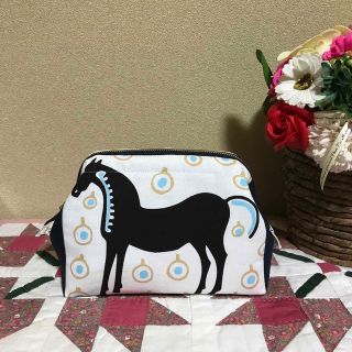 マリメッコ(marimekko)の【日本未入荷】マリメッコ 生地ハンドメイド　ムスタタンマ　ホワイト　ワイヤポーチ(ポーチ)