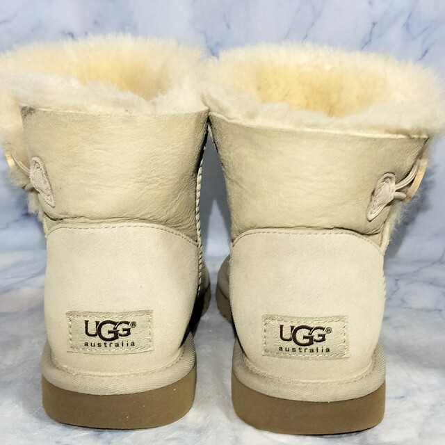 UGG AUSTRALIA(アグオーストラリア)の【★送料無料★Sale】アグ ベイリーボタン MINI ムートンブーツ ベージュ レディースの靴/シューズ(ブーツ)の商品写真