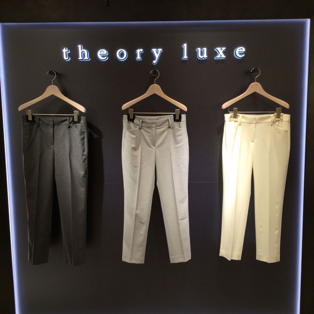 Theory luxe(セオリーリュクス)のTheory luxe セオリーリュクス　ホワイトパンツ　クロップドパンツ　32 レディースのパンツ(クロップドパンツ)の商品写真