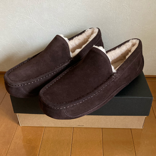 UGG(アグ)のUGG アスコットASCOT エスプレッソ　新品 メンズ メンズの靴/シューズ(スリッポン/モカシン)の商品写真