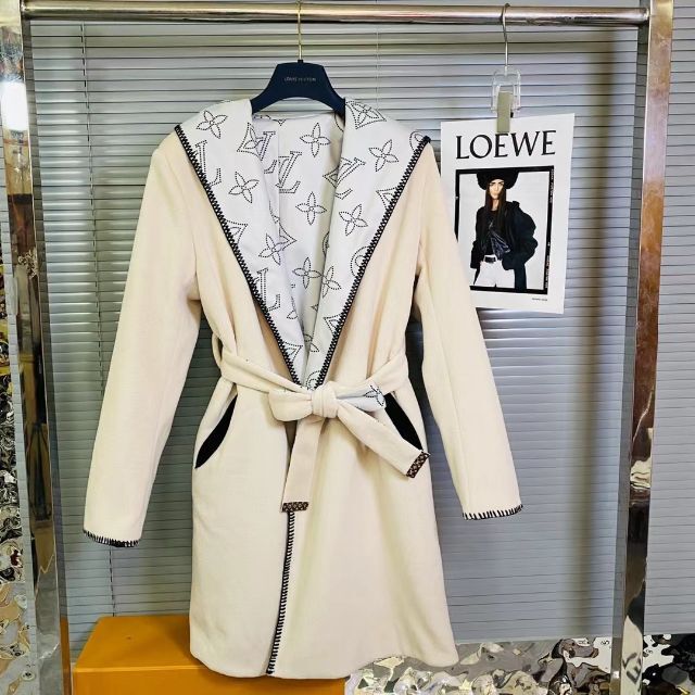 FENDI レア入手困難品 ぷくぷく質感の可愛さに包まる白ニットおりぼん FENDI レア入手困難品 ぷくぷく質感の可愛さに包まる白ニットおりぼん