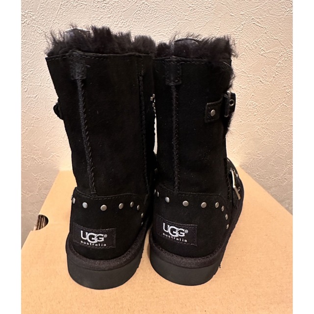 UGG(アグ)のUGG ADRIANNA STARS kidsサイズ3 キッズ/ベビー/マタニティのキッズ靴/シューズ(15cm~)(ブーツ)の商品写真