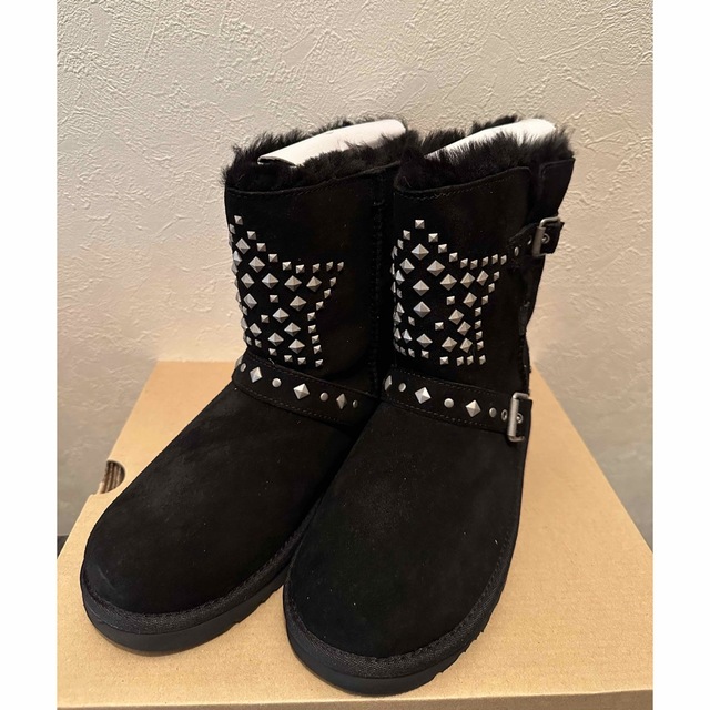 UGG(アグ)のUGG ADRIANNA STARS kidsサイズ3 キッズ/ベビー/マタニティのキッズ靴/シューズ(15cm~)(ブーツ)の商品写真