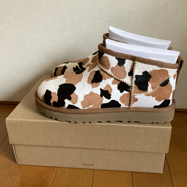 UGG 新品 CLASSIC ULTRA MINI COW PRINTレディース | フリマアプリ ラクマ