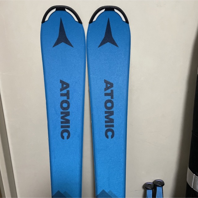 ATOMIC(アトミック)のアトミック　ATOMIC ジュニアスキー板セット　140センチ　ストック　バック スポーツ/アウトドアのスキー(板)の商品写真
