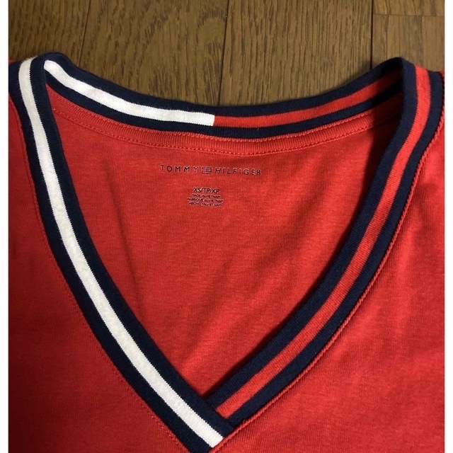 TOMMY HILFIGER(トミーヒルフィガー)のトミーヒルフィガー レディースTシャツ （XSレッド） レディースのトップス(Tシャツ(半袖/袖なし))の商品写真