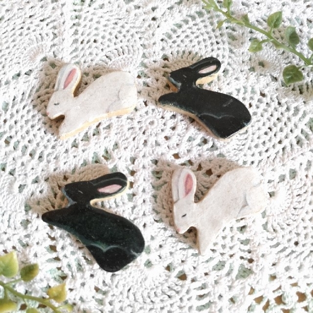 微睡みウサギの箸置き2個セット✤白✬黒 ハンドメイドの生活雑貨(雑貨)の商品写真