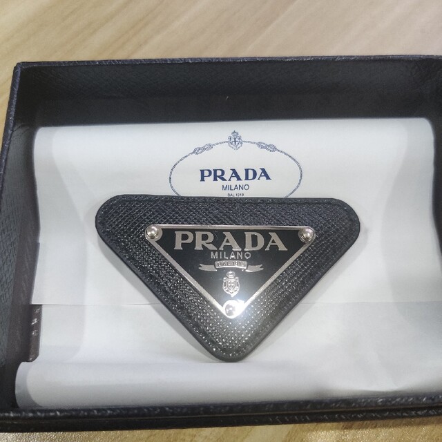 美しい PRADA プラダ ブローチ 三角プレート steelpier.com