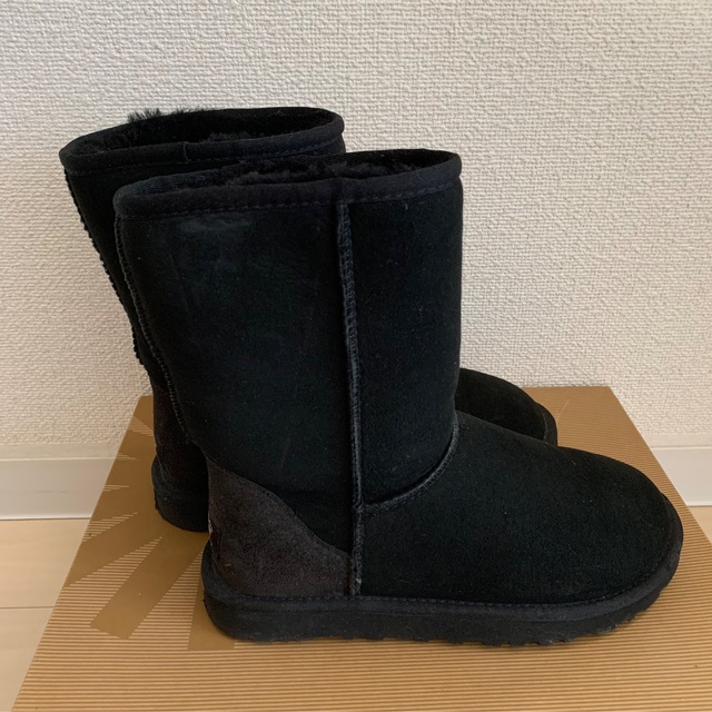 UGG(アグ)の【まくお様専用】UGG アグ ムートンブーツ 黒 22cm レディースの靴/シューズ(ブーツ)の商品写真