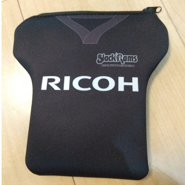 RICOH(リコー)のRICOH ブラックラムズ ユニフォーム型ポーチ スポーツ/アウトドアのスポーツ/アウトドア その他(ラグビー)の商品写真