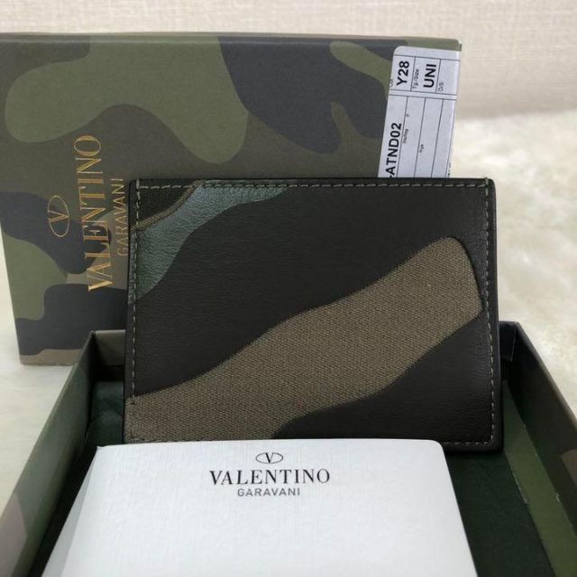 valentino garavani(ヴァレンティノガラヴァーニ)の美品✨バレンチノ カードケース カモフラ柄  迷彩 黒 カーキ メンズのファッション小物(名刺入れ/定期入れ)の商品写真