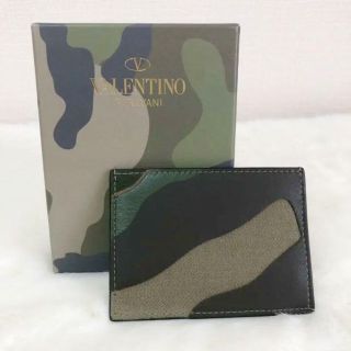 ヴァレンティノガラヴァーニ(valentino garavani)の美品✨バレンチノ カードケース カモフラ柄  迷彩 黒 カーキ(名刺入れ/定期入れ)