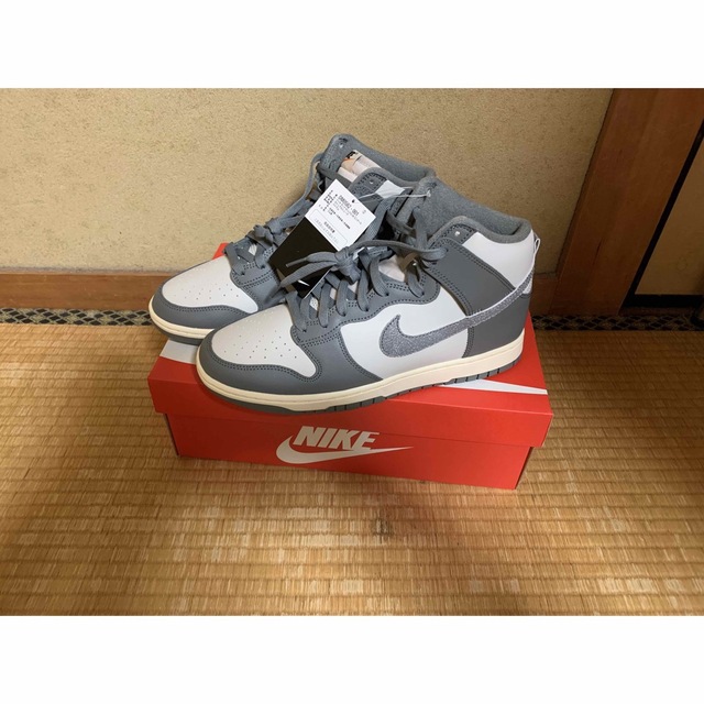 NIKE(ナイキ)のNIKE DUNK HIGH RETRO ライトボーンアンド タンブルドグレー メンズの靴/シューズ(スニーカー)の商品写真