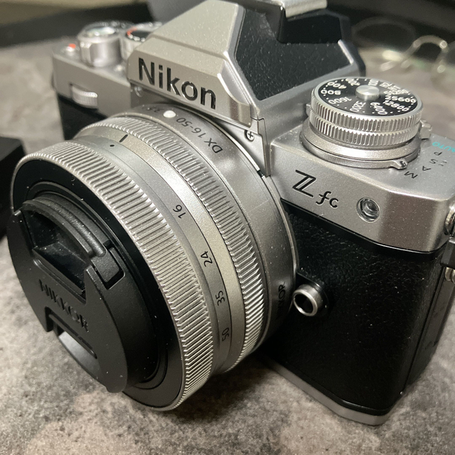 Nikon(ニコン)のNikon Zfc 16-50 SL Kit 予備バッテリーSDカードおまけ スマホ/家電/カメラのカメラ(ミラーレス一眼)の商品写真