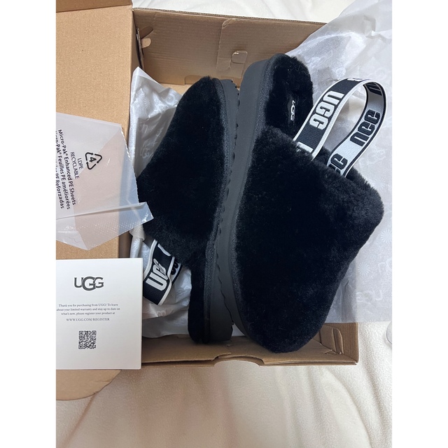 UGG(アグ)の値引き:UGG フラッフ イヤー クロッグ　黒　新品 レディースの靴/シューズ(サンダル)の商品写真