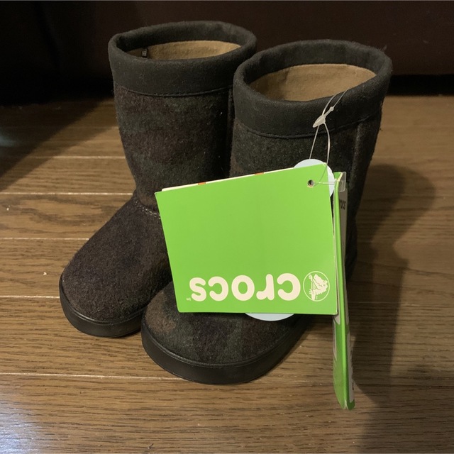 crocs(クロックス)の新品タグ付き15センチ　クロックス迷彩ブーツ キッズ/ベビー/マタニティのキッズ靴/シューズ(15cm~)(ブーツ)の商品写真