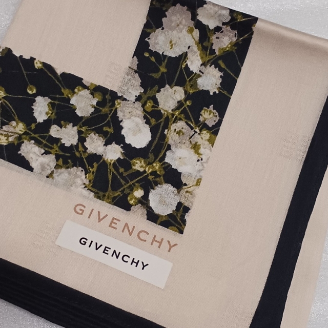 GIVENCHY(ジバンシィ)の値下げ📌ジバンシィ☆大判ハンカチーフ🌼58×58 レディースのファッション小物(ハンカチ)の商品写真