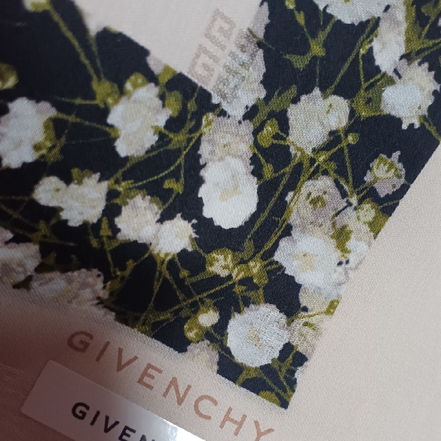 GIVENCHY(ジバンシィ)の値下げ📌ジバンシィ☆大判ハンカチーフ🌼58×58 レディースのファッション小物(ハンカチ)の商品写真