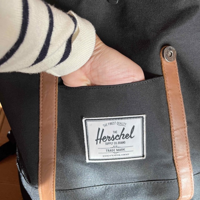 HERSCHEL(ハーシェル)のHERSCEL リュック　黒　PC用クッションシート付き レディースのバッグ(リュック/バックパック)の商品写真