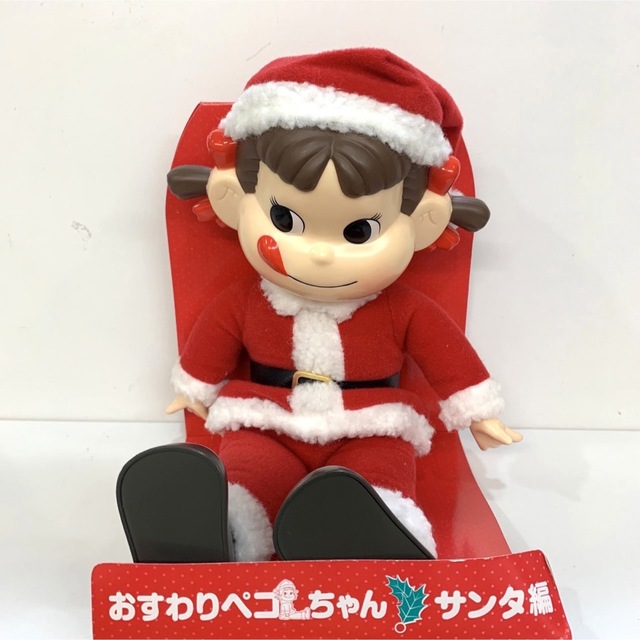 不二家(フジヤ)のお座りペコちゃん サンタ クリスマス ペコちゃん 不二家 人形  エンタメ/ホビーのおもちゃ/ぬいぐるみ(キャラクターグッズ)の商品写真