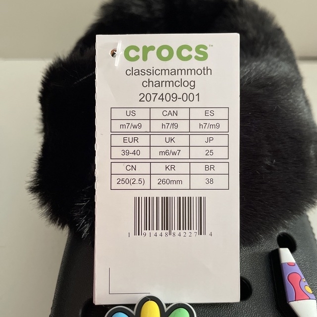 crocs(クロックス)のクロックス　クラッシックマンモスチャームクロッグ　25センチ　ブラック レディースの靴/シューズ(サンダル)の商品写真