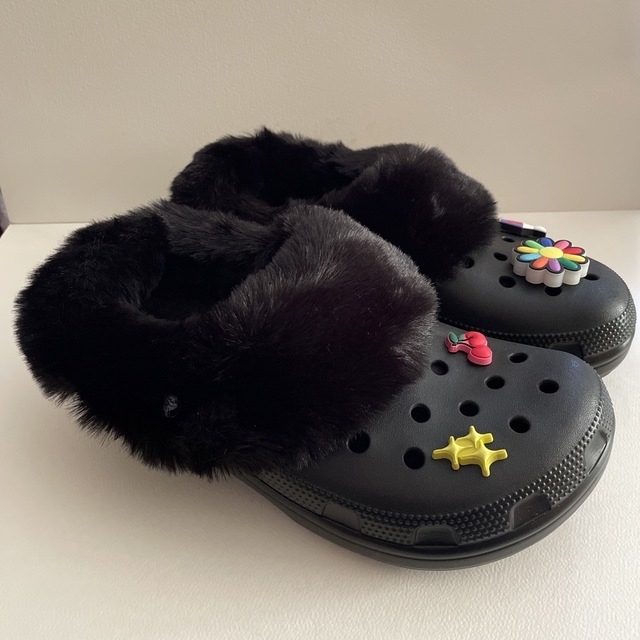 crocs(クロックス)のクロックス　クラッシックマンモスチャームクロッグ　25センチ　ブラック レディースの靴/シューズ(サンダル)の商品写真