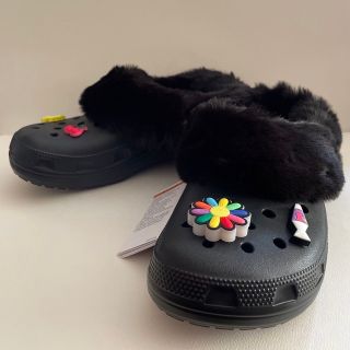 クロックス(crocs)のクロックス　クラッシックマンモスチャームクロッグ　25センチ　ブラック(サンダル)