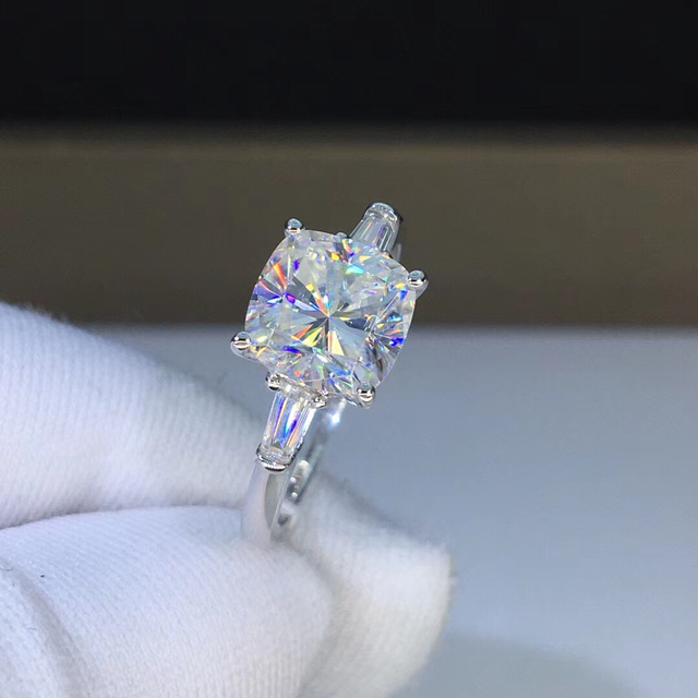 newデザイン】輝くモアサナイト クッションカット K18WG リングの通販