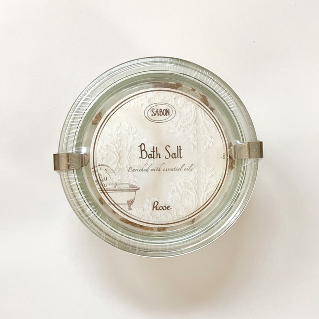 SABON(サボン)の【訳あり】未開封／未使用　SABON(サボン)バスソルト ローズ コスメ/美容のボディケア(入浴剤/バスソルト)の商品写真