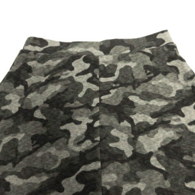 AZUL by moussy(アズールバイマウジー)のアズールバイマウジー スカート ミディ丈 ウエストゴム カモフラ 緑系 黒 S レディースのスカート(ひざ丈スカート)の商品写真