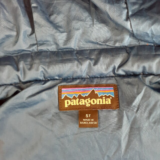 patagonia(パタゴニア)のpatagonia  パタゴニア ダウンジャケット 5T キッズ/ベビー/マタニティのキッズ服男の子用(90cm~)(ジャケット/上着)の商品写真
