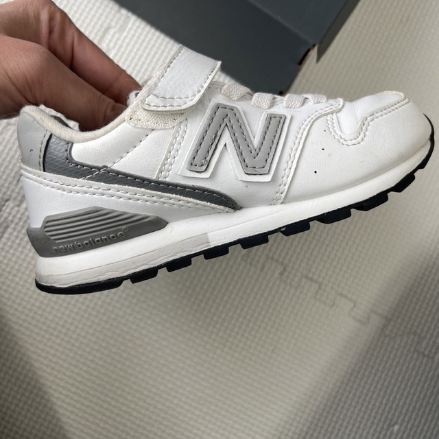 New Balance(ニューバランス)のニューバランス　スニーカー  白 キッズ/ベビー/マタニティのキッズ靴/シューズ(15cm~)(スニーカー)の商品写真