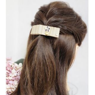 【８cmバレッタ】ベージュリボン　中心ビジュー付き(バレッタ/ヘアクリップ)