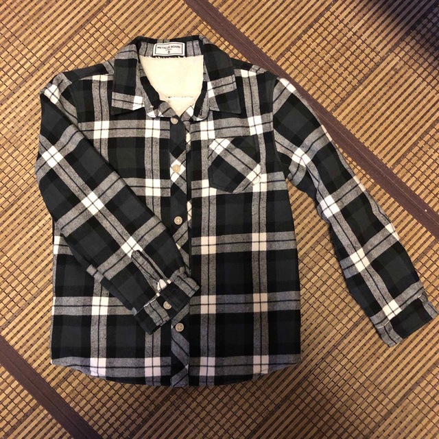 裏ボア付き　長袖シャツ　130 キッズ/ベビー/マタニティのキッズ服男の子用(90cm~)(ジャケット/上着)の商品写真