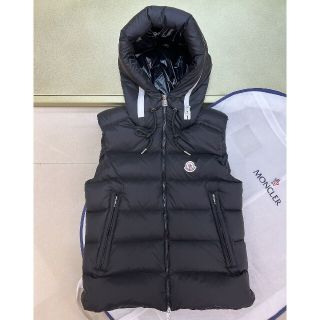 モンクレール ダウンベストの通販 2,000点以上 | MONCLERを買うならラクマ