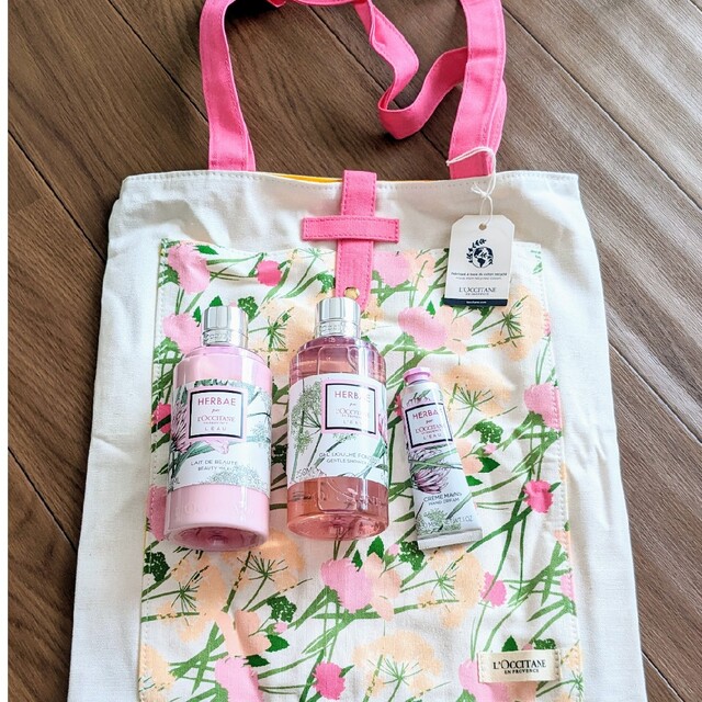 ロクシタン エルバブランシュ 新品未使用✨ エコバッグ付き❣️ ロクシタン シャワージェル、ボディミルク、ハンドクリーム、トートバッグ