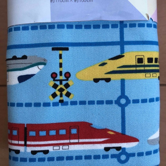 ハンドメイド生地🚃電車柄🚃110㌢×100㌢　綿100% ハンドメイドの素材/材料(生地/糸)の商品写真