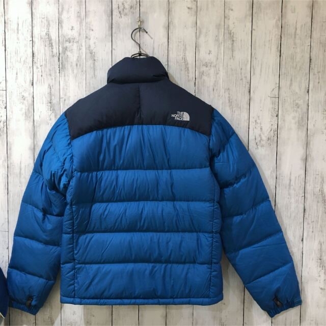 THE NORTH FACE(ザノースフェイス)の【新品】ノースフェイス　ダウンジャケット　ヌプシ　メンズM相当　ネイビー×ブルー メンズのジャケット/アウター(ダウンジャケット)の商品写真