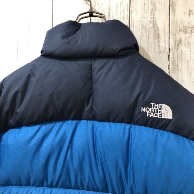 THE NORTH FACE(ザノースフェイス)の【新品】ノースフェイス　ダウンジャケット　ヌプシ　メンズM相当　ネイビー×ブルー メンズのジャケット/アウター(ダウンジャケット)の商品写真